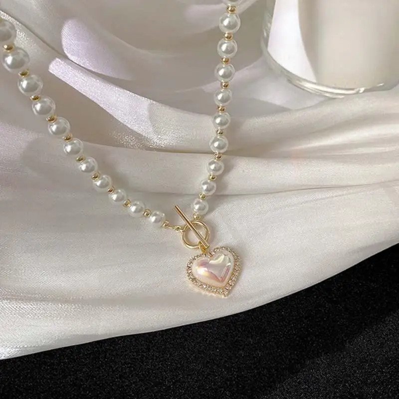 Elegant Pearl Choker Necklace with Rhinestone Shell Heart Pendant